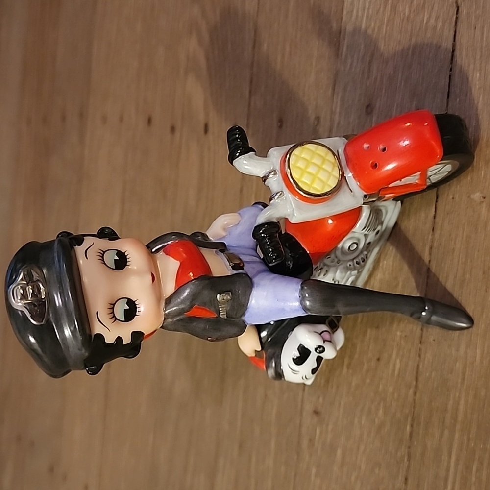 Betty Boop "Bikin' Betty" Salt & Pepper Shaker Set VTG 1999 Hand Painted Ltd Ed.